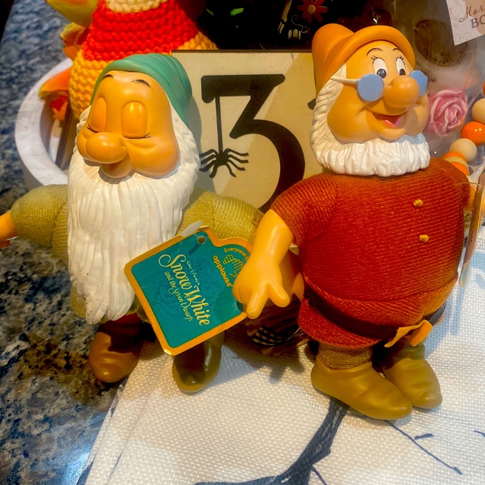 These are applause vintage Snow White dwarfs. It includes sleepy and doc 1990s.